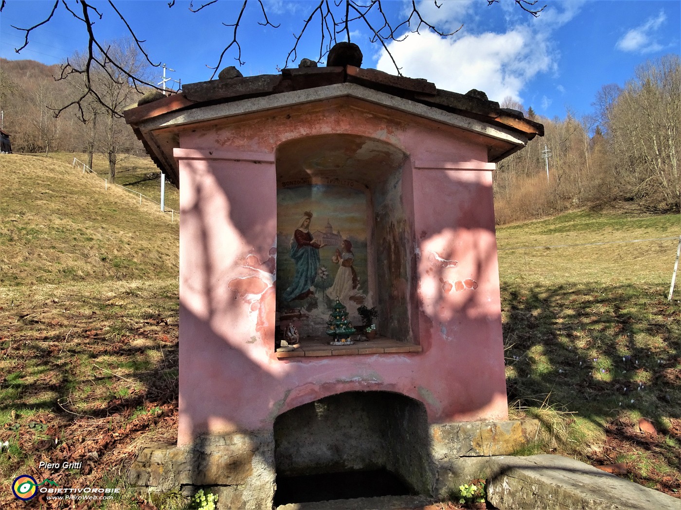 75 'Ssantella' della Madonna di Caravaggio nel prato sotto un ippocastano.JPG